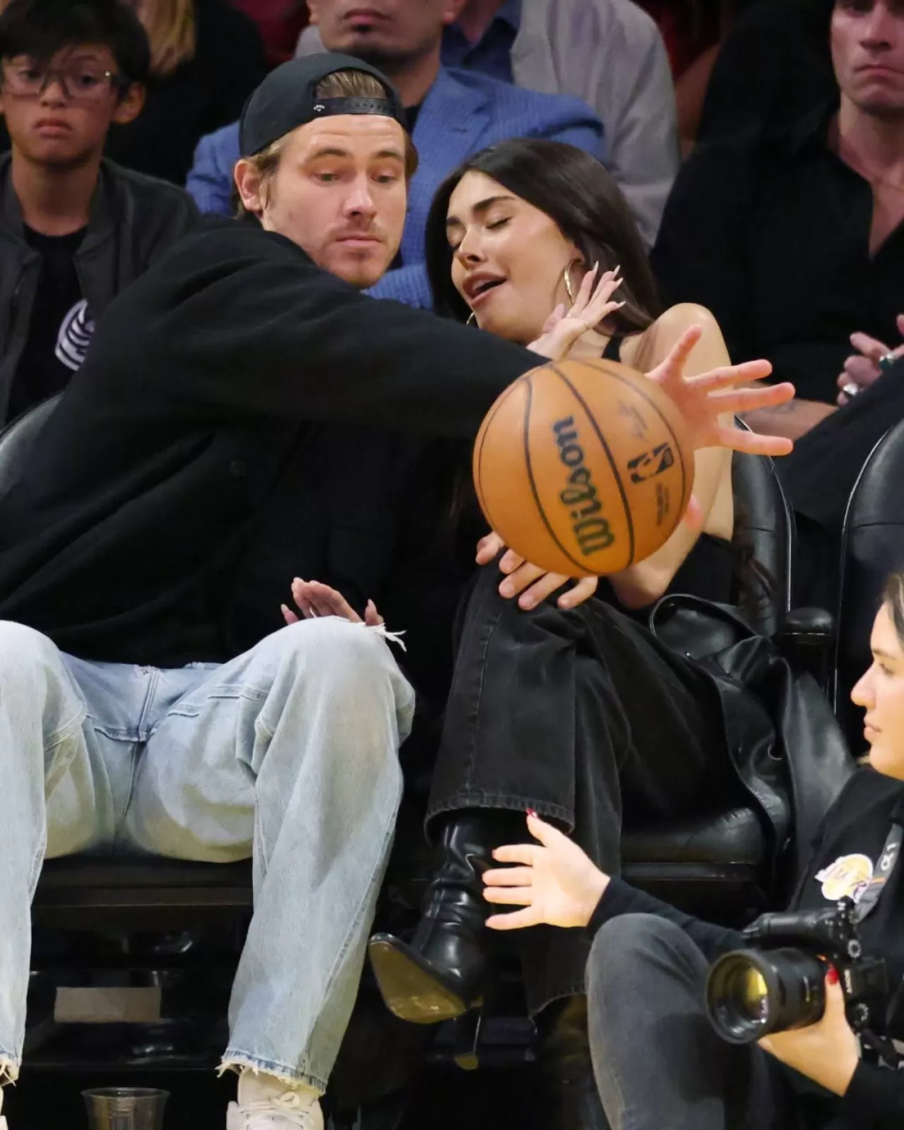 Justin Herbert, Lakers Maçında Sevgilisi Madison Beer'i Korudu