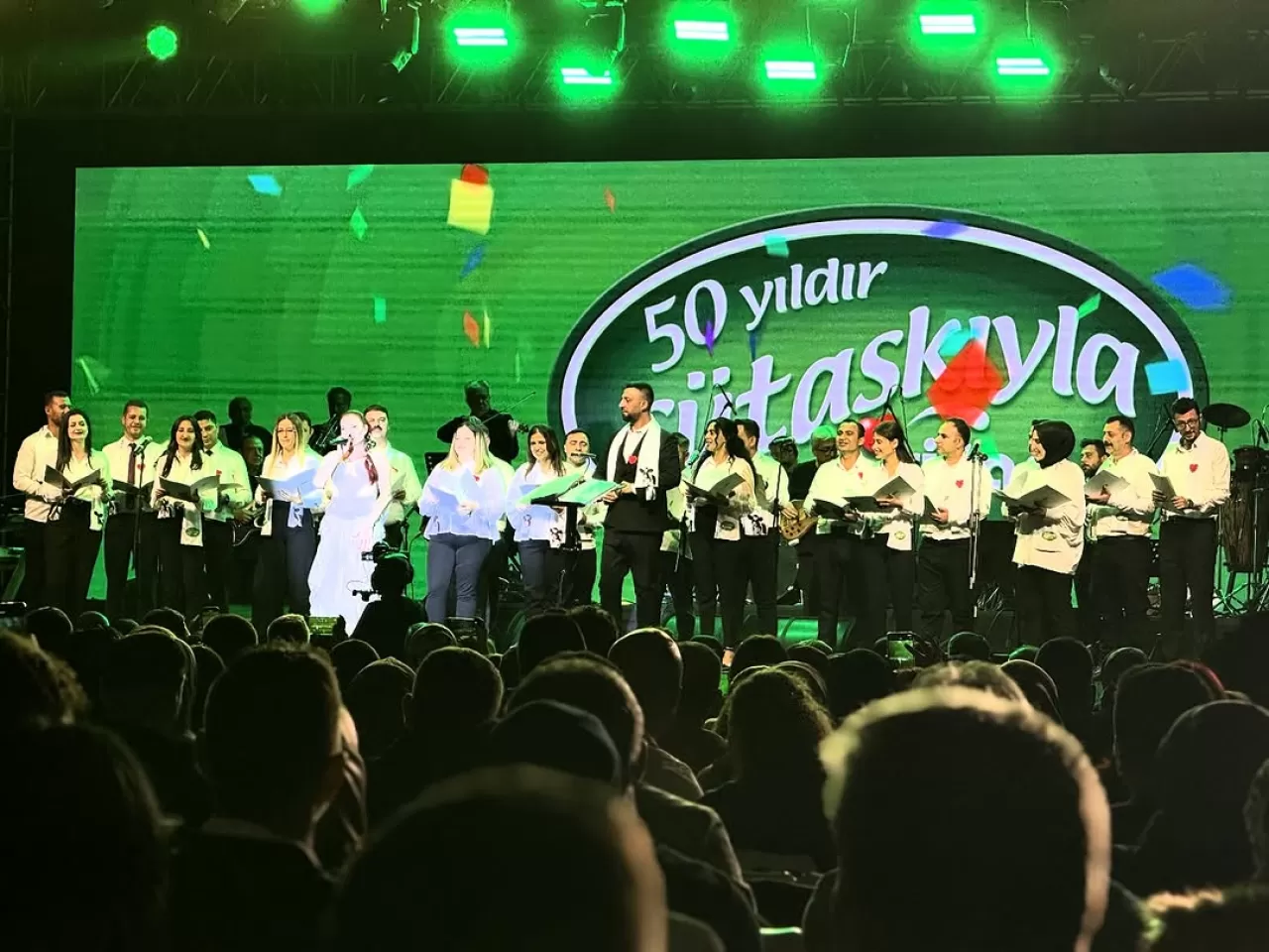 Candan Erçetin, Sütaş'ın 50. Yıl Kutlamalarında Akasaray Sütaş Korosu ile Sahne Aldı