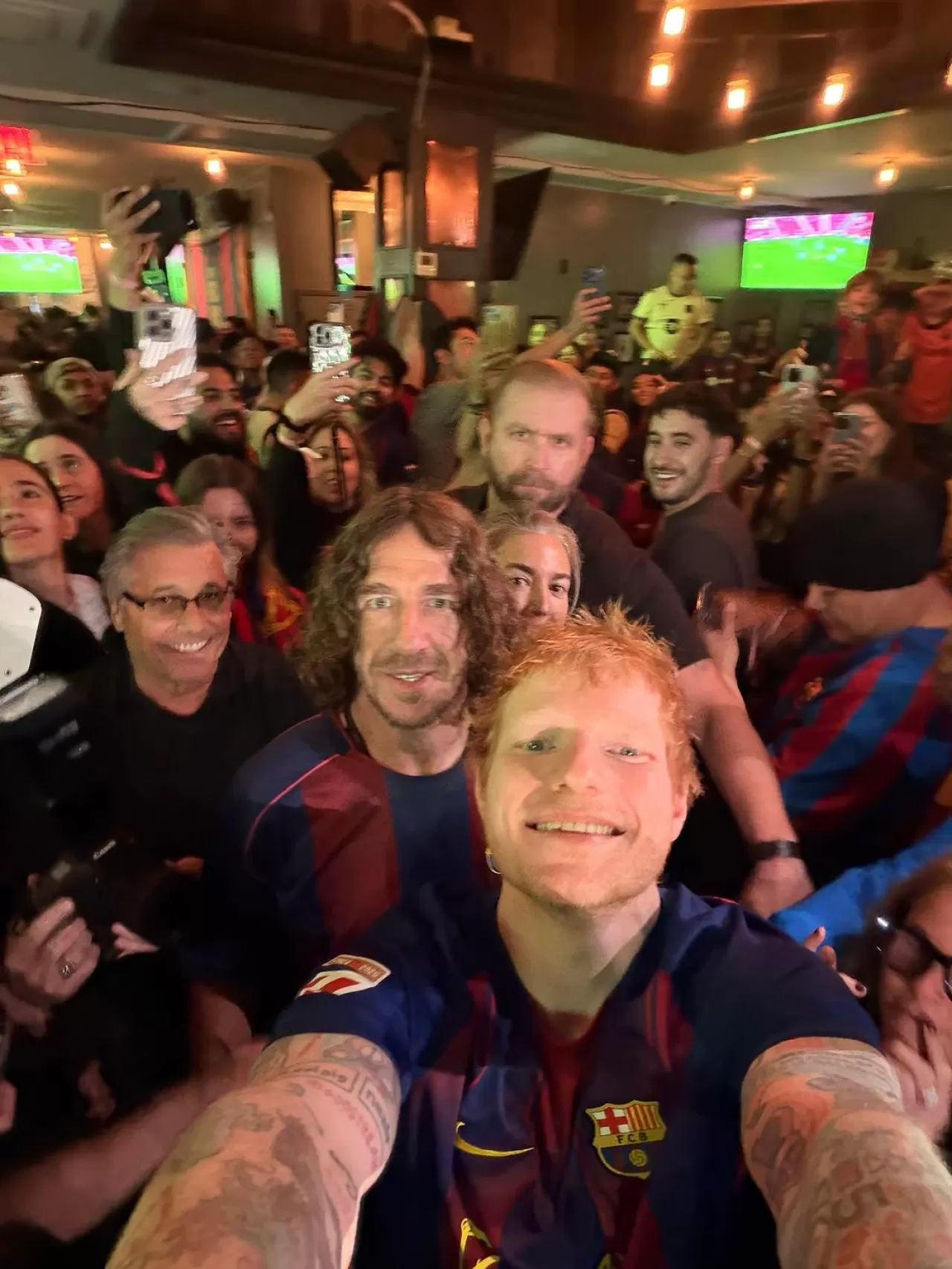Ed Sheeran ve Carles Puyol, Madrid-Barça Maçı Öncesi New York'ta Taraftarları Şaşırttı