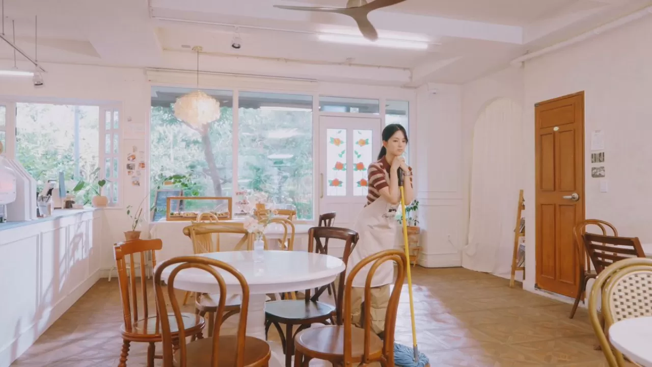GYUBIN, Yeni Teklisi 'CAPPUCCINO'nun Müzik Videosundan Kareleri Paylaştı