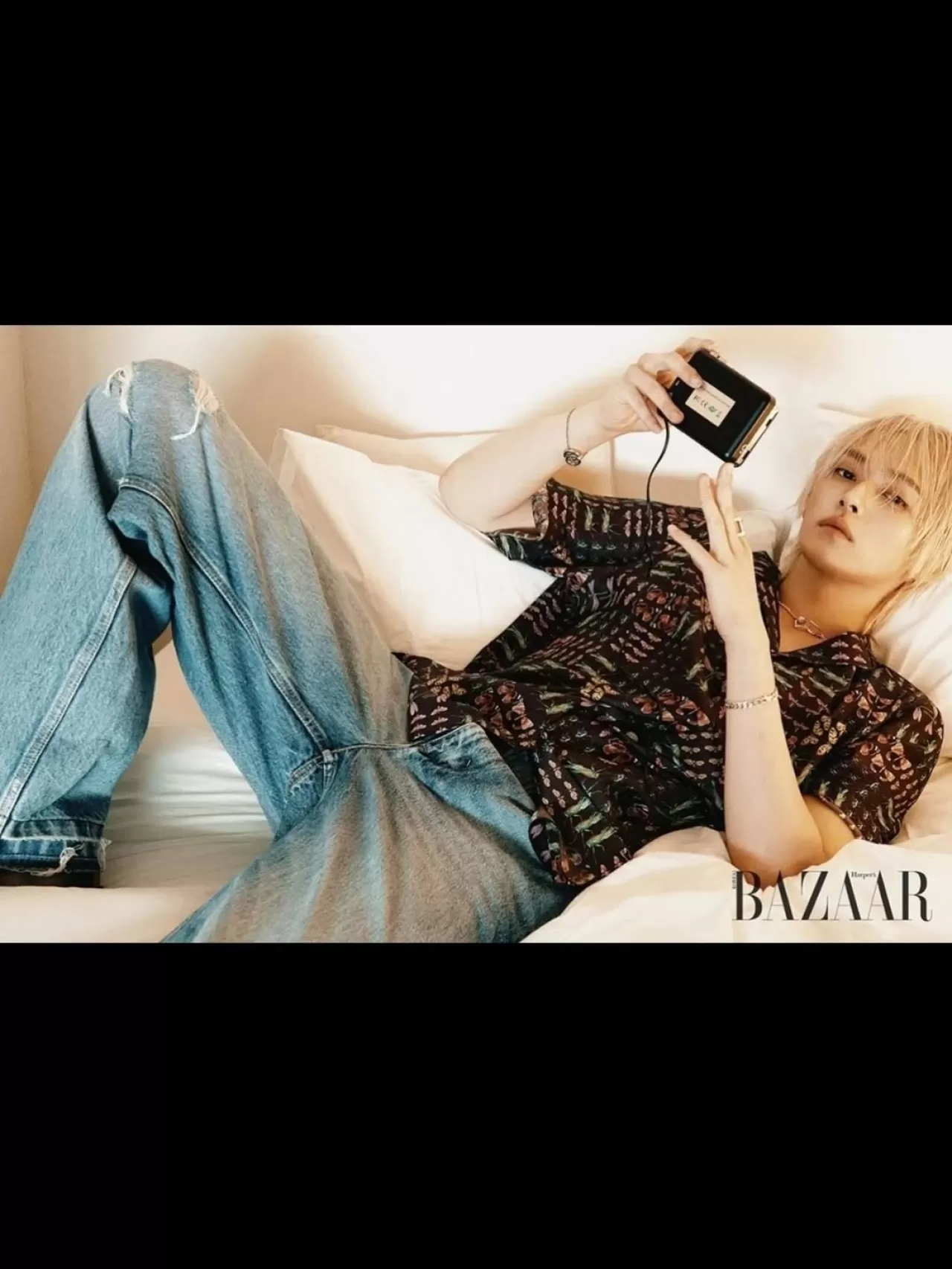 Lee Know, Harper's Bazaar Korea'nın Web Sitesi İçin Poz Verdi