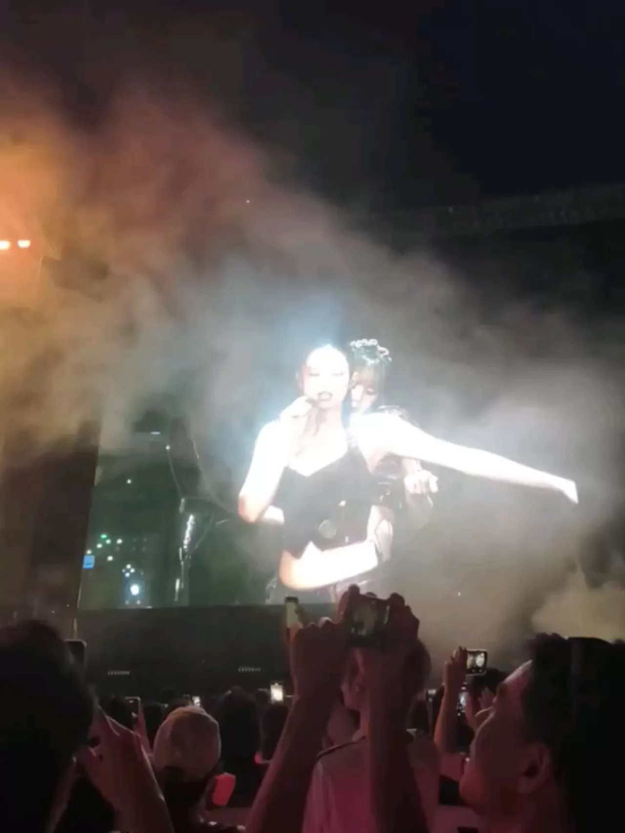 BLACKPINK Bangkok'ta Coşkulu Bir Konserle Hayranlarını Büyüledi
