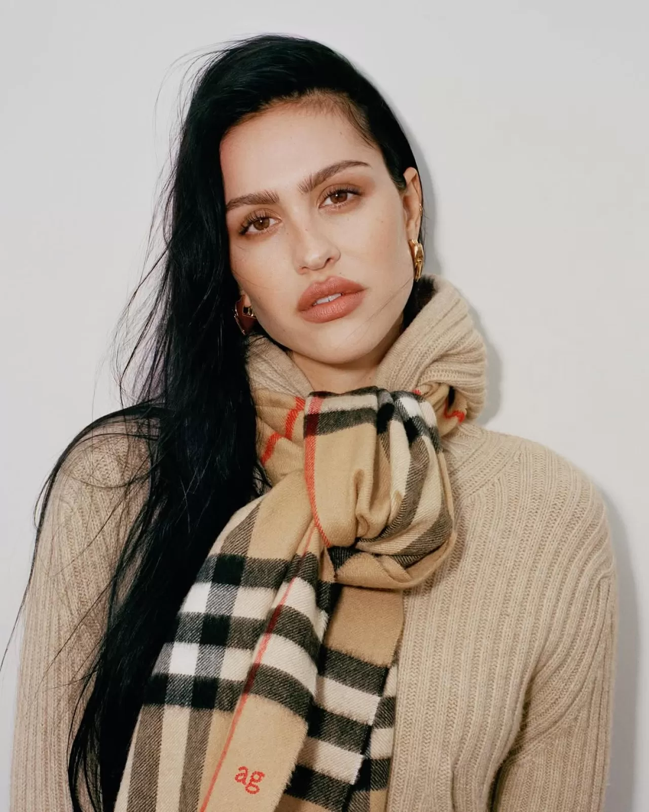 Burberry'nin İkonik Check Atkısı, Amelia Gray Tarafından Arşiv Bej Renginde Taşındı