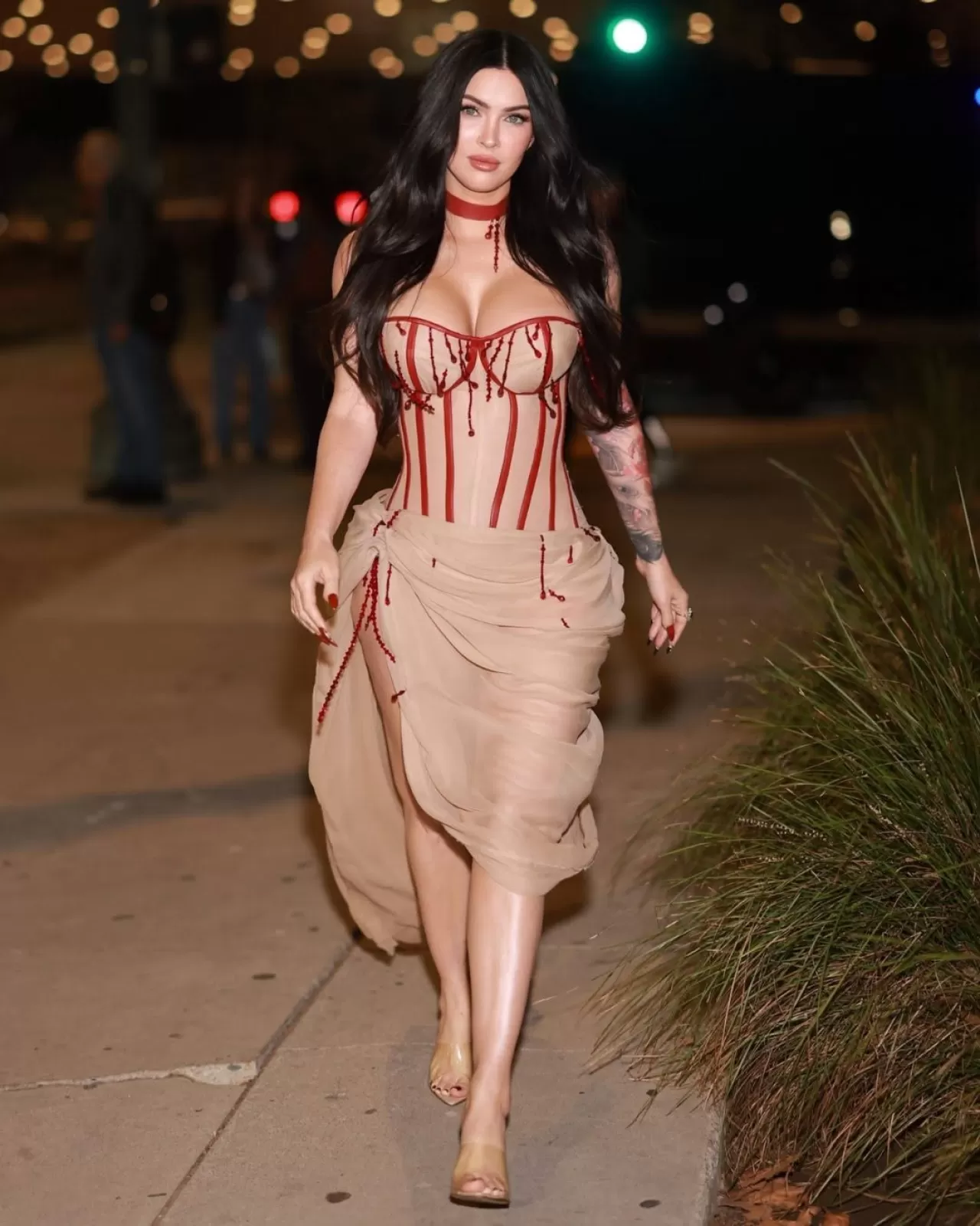 Megan Fox, Los Angeles'ta Düzenlenen Etkinlikte Göz Alıcı Bir Giyim Tercihiyle Görüntülendi