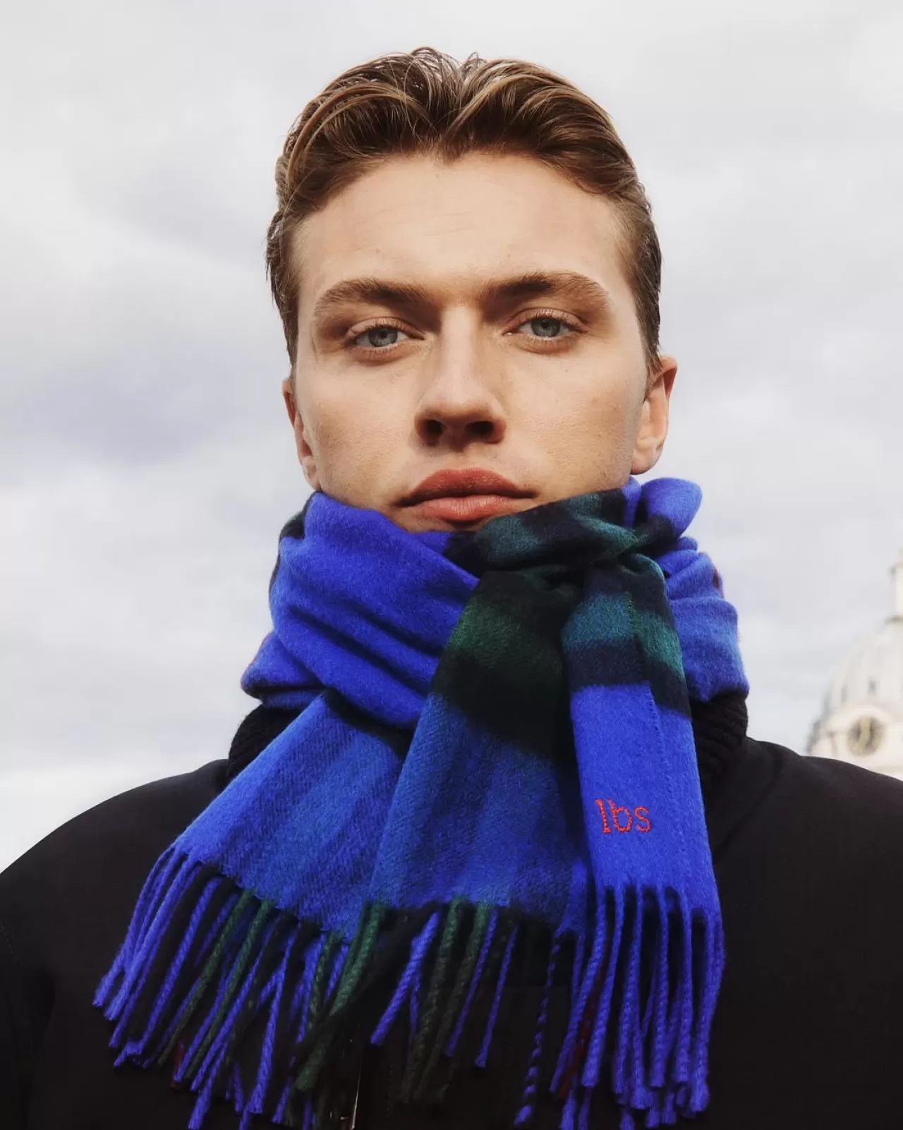 Lucky Blue Smith, Burberry'nin At Binici Şövalyesinden İlham Alan Şalı ile Görüntülendi