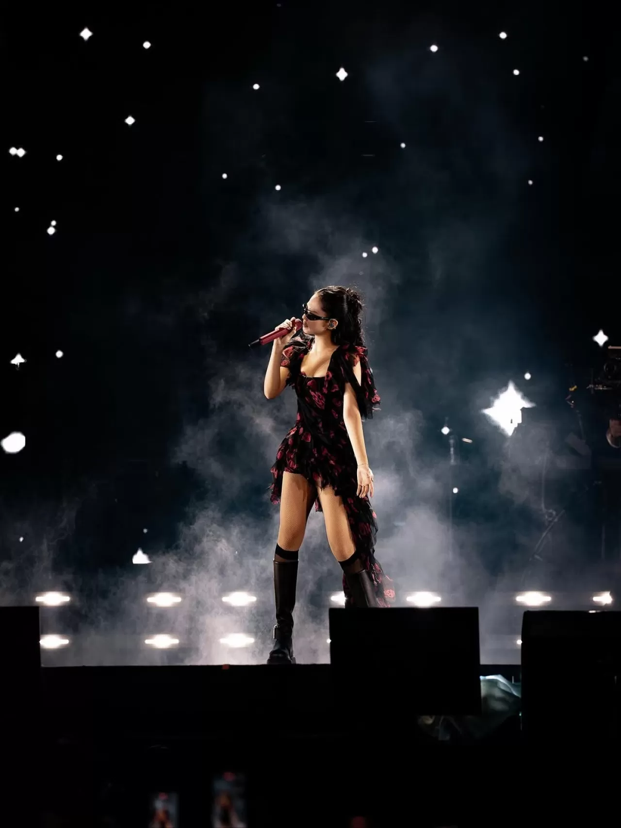Jennie, BlackPink Dünya Turu Bangkok Ayağında Özel McQueen Kıyafetiyle Sahne Aldı