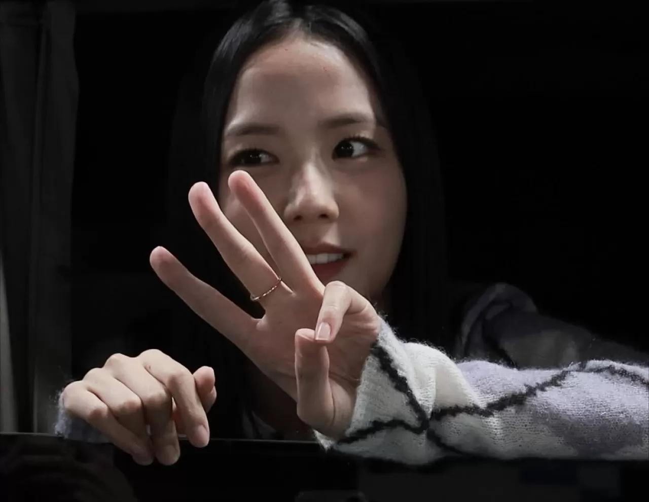 BLACKPINK Üyesi JISOO, Yoğun Geri Dönüş Hazırlıkları Nedeniyle Günlük Sadece 3 Saat Uyuyabildiğini Açıkladı