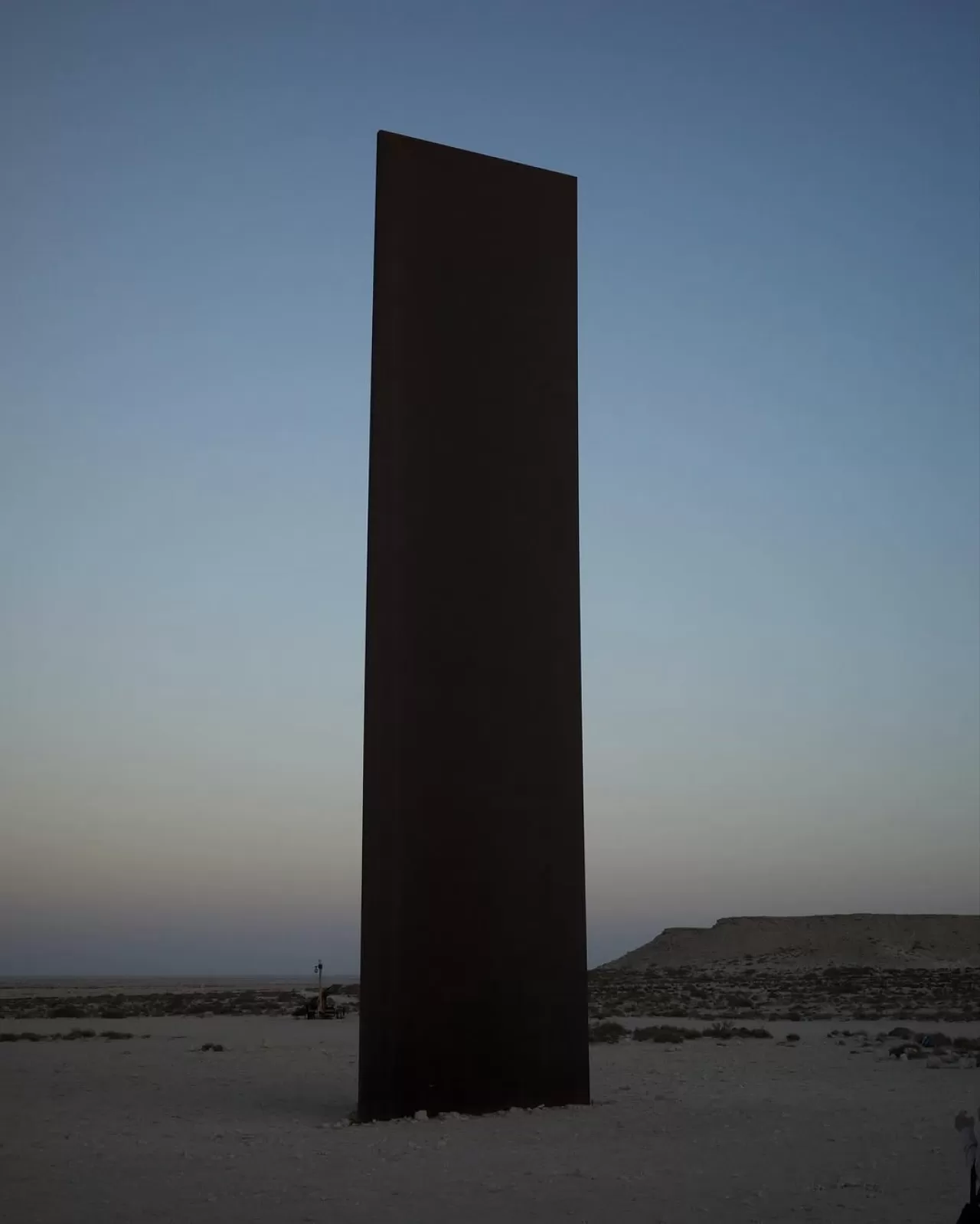 Katar Çölünde Heykel: Richard Serra'nın 'East West West East' Eseri ile Mekan ve Zamanın Sınırlarını Keşfetmek