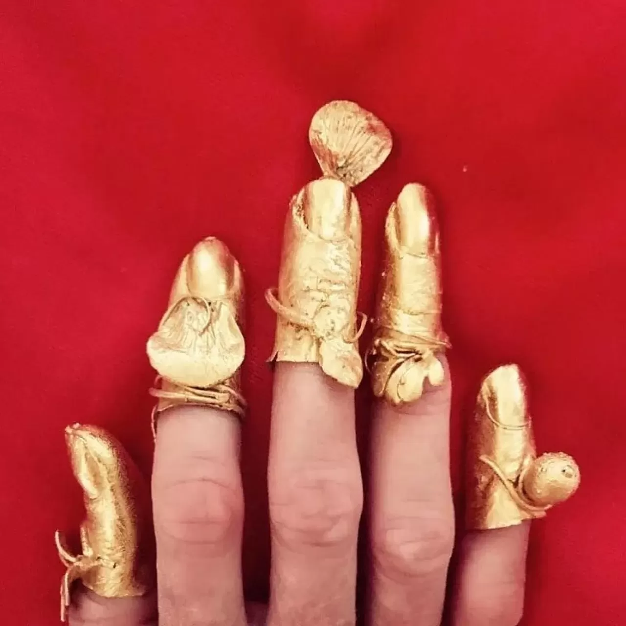 Pat McGrath Labs, Yves Saint Laurent İçin Claude Lalanne'nin 1969 Tarihli 'Midas Touch' Parmağı Mücevherlerinden İlham Aldı