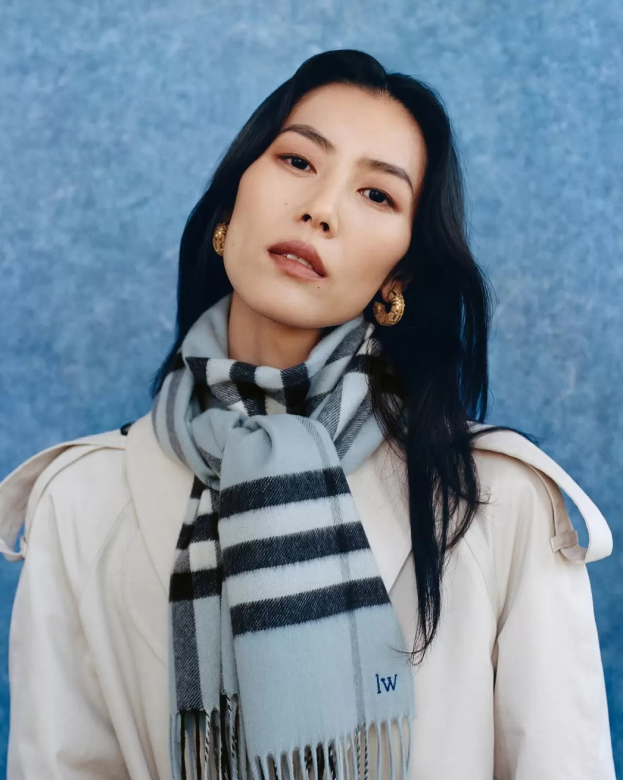 Burberry'nin İkonik Atkısı, Liu Wen'in Tercihiyle Öne Çıktı