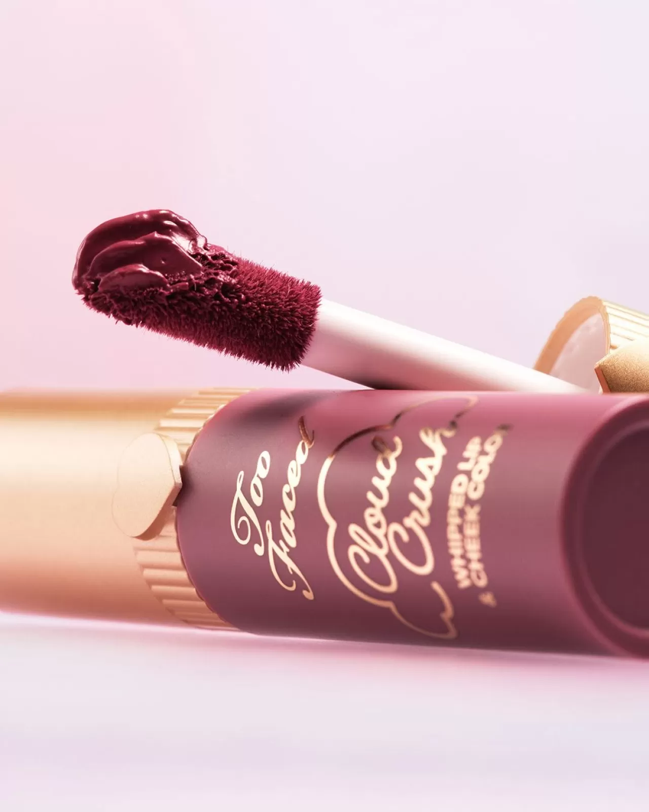 Too Faced, Çok Amaçlı Yeni Ürünü 'Cloud Crush Whipped Lip & Cheek'i Piyasaya Süredü