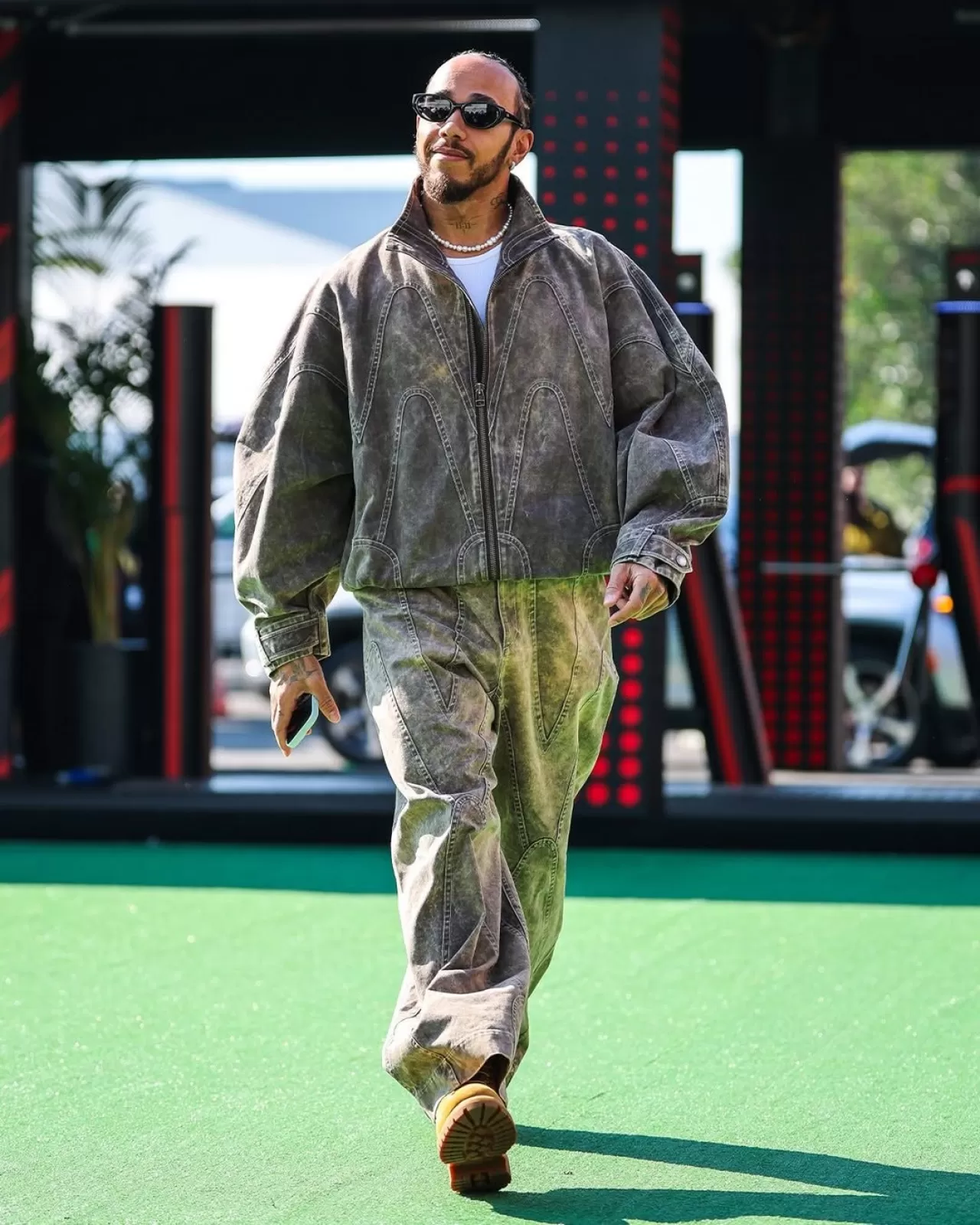 Lewis Hamilton, Kanada Grand Prix'sinde Çift Denim Stiliyle Dikkat Çekti