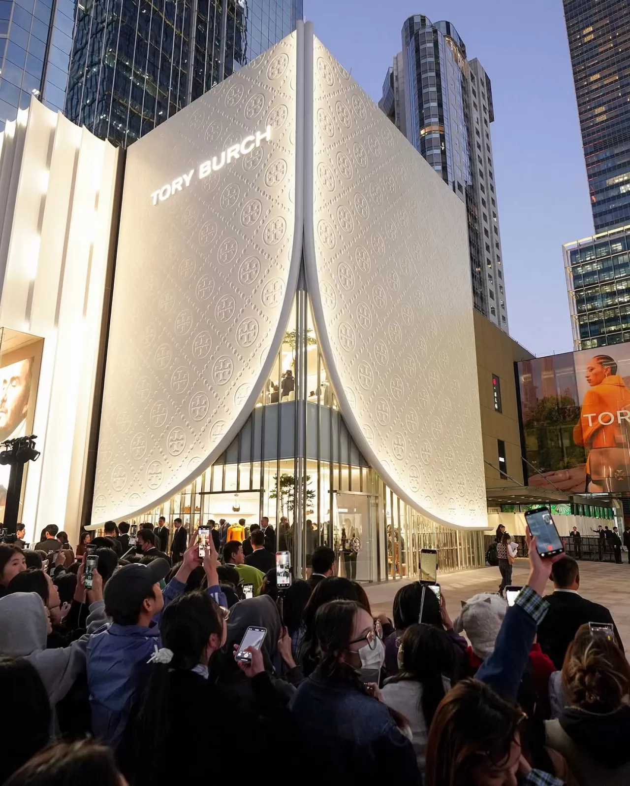 Tory Burch'un Yeni Shanghai Bayrak Dükkanı Jing An Kerry Centre'da Açıldı