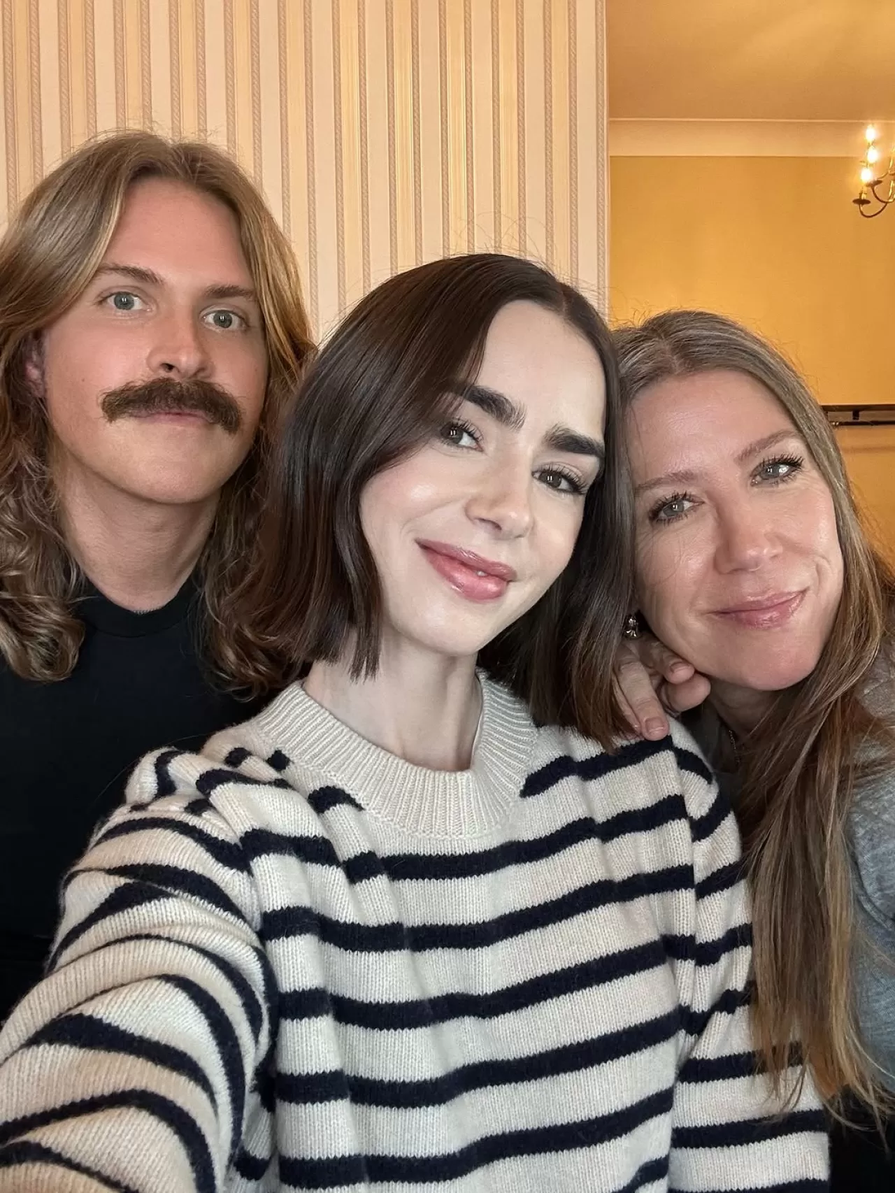 Lily Collins, Yeni Proje Çekimleri için Los Angeles'a Döndü