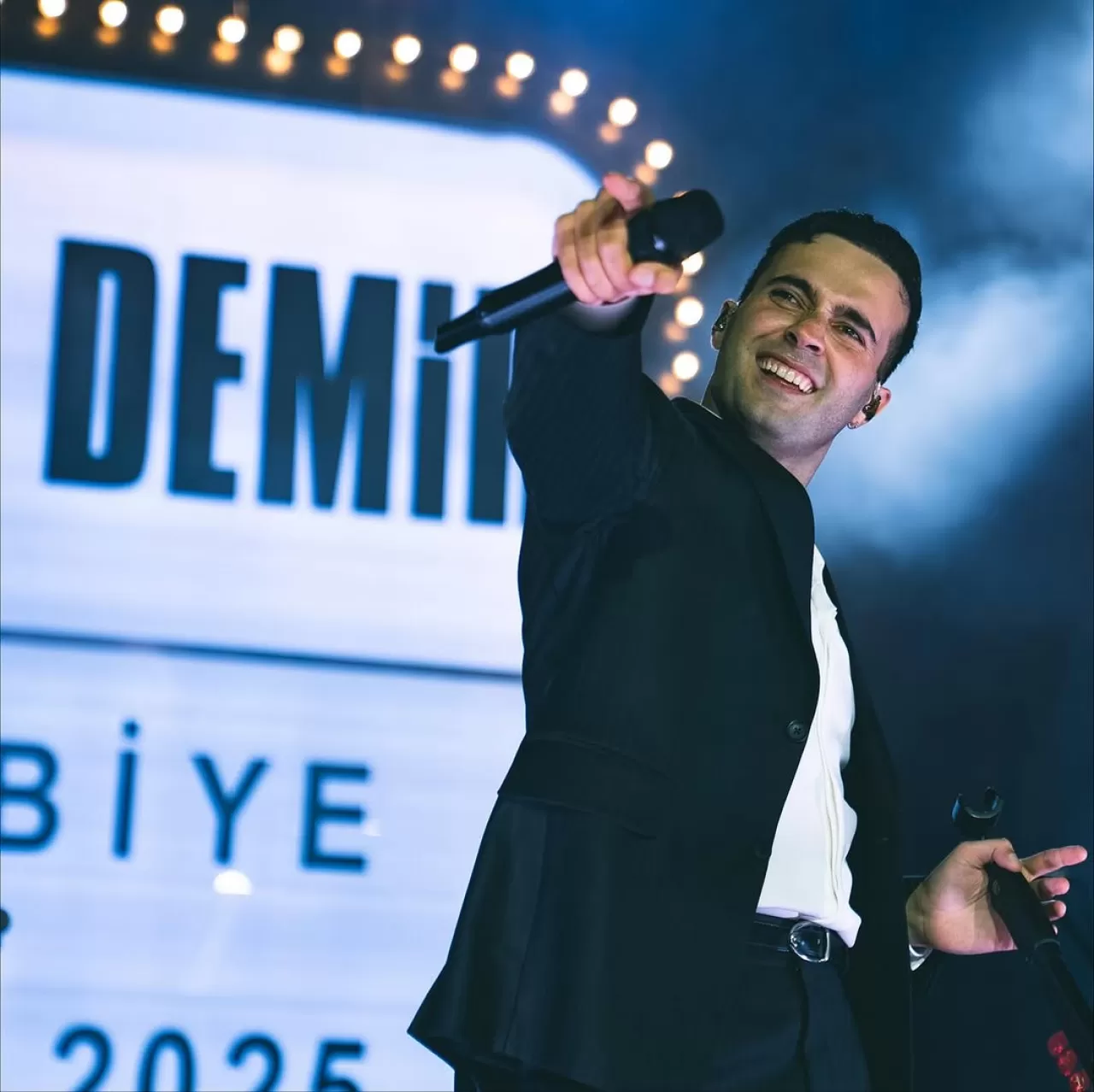 Mert Demir, Harbiye'de Sağanak Yağmura Rağmen Coşkulu Kalabalığa Konser Verdi