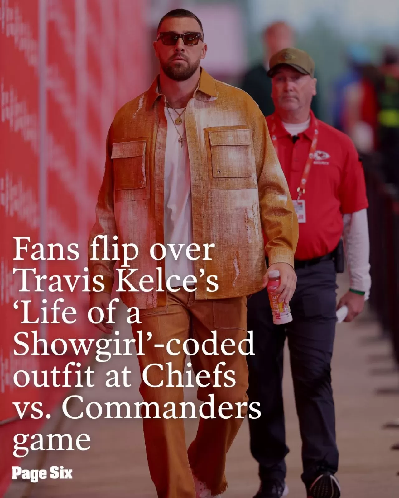 Travis Kelce, Taylor Swift'in Yeni Albümüne Gönderme Yapan Turuncu Kıyafetiyle Arrowhead Stadyumu'nda Görüldü