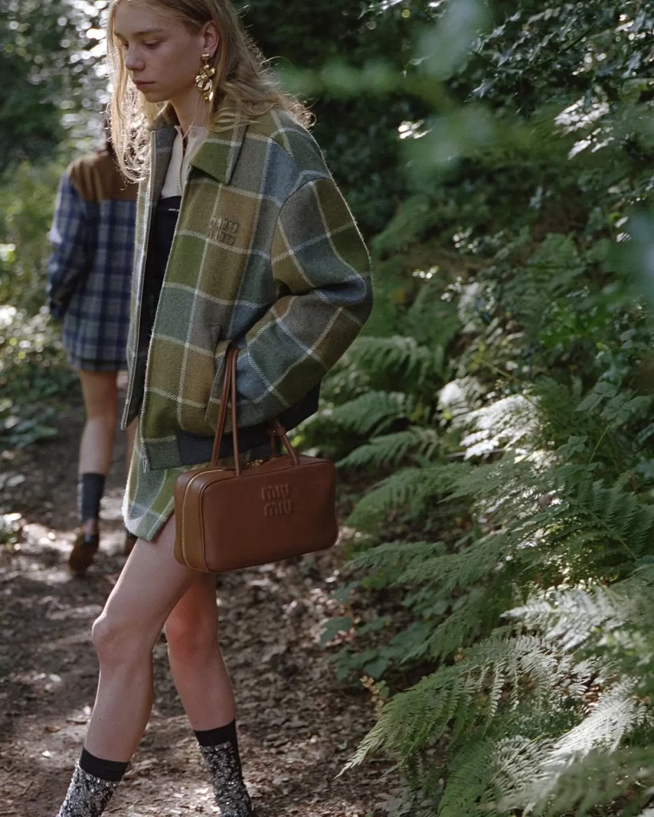 Miu Miu, 90'lı Yılların Erkek Giyim Tarzından İlham Alan Yeni Koleksiyonunu Tanıttı