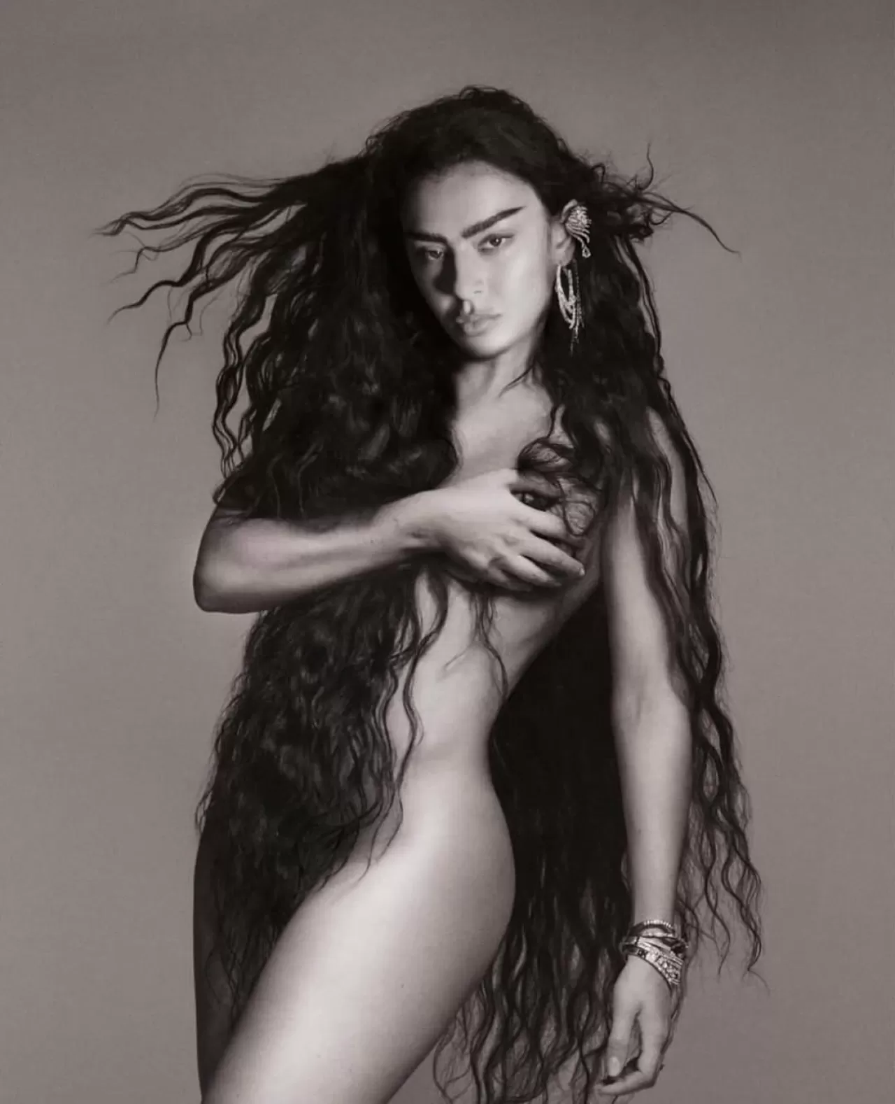 Charli XCX, The Pop Mag İçin Charlotte Wales Objektifine Poz Verdi