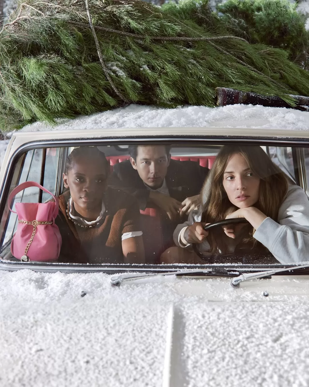 Prada'nın 2025 Tatil Kampanyası: Kışın Sessiz Büyüsünde Bir Yolculuk