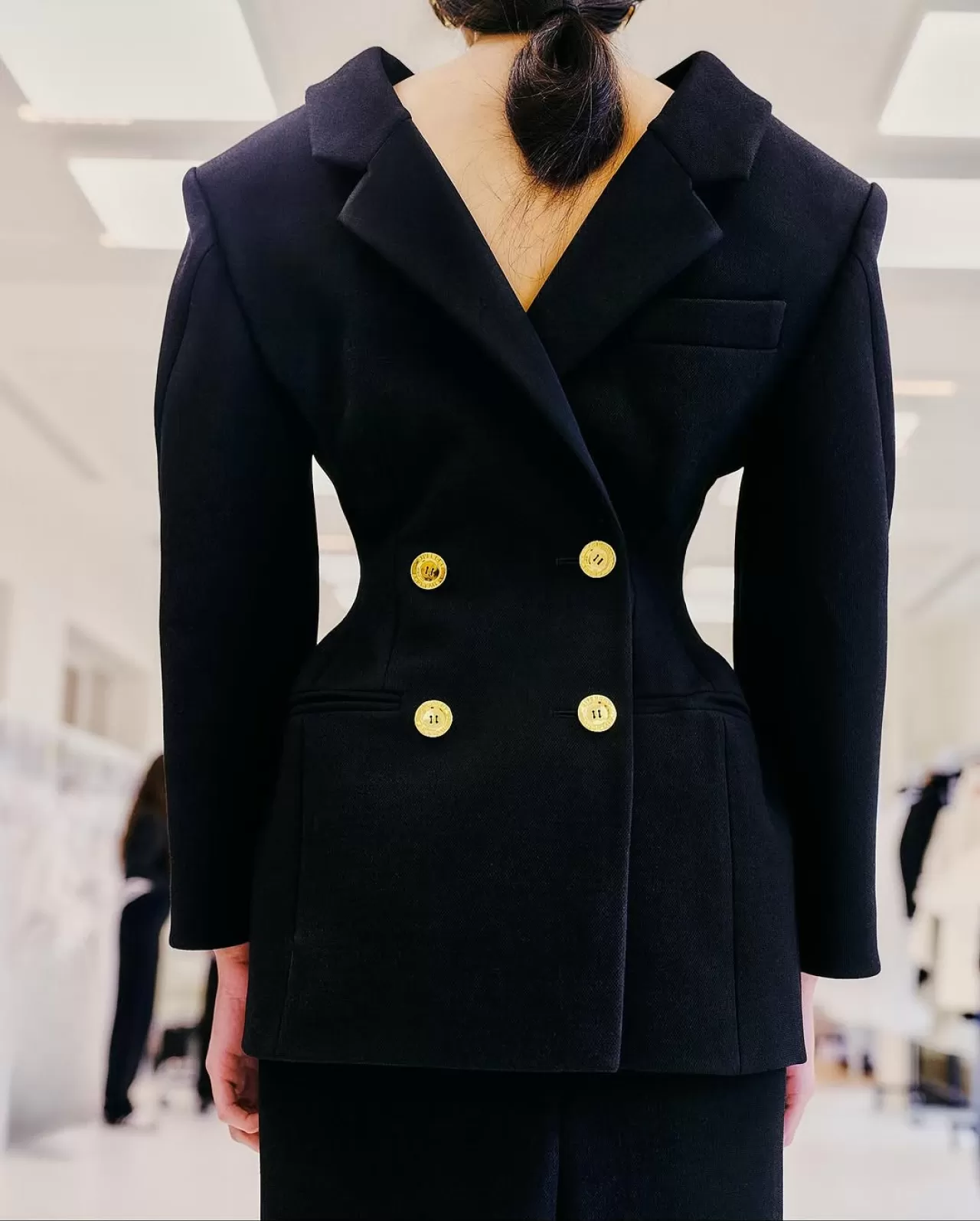 Luiza, Givenchy'nin Heykelsi Tasarımını Giyindi