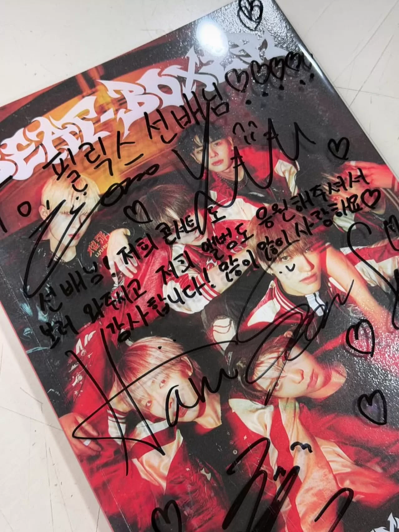 Stray Kids'in Felix'i, NEXZ Grubunun Konserine Katıldı ve İmzalı Albüm Hediye Aldı