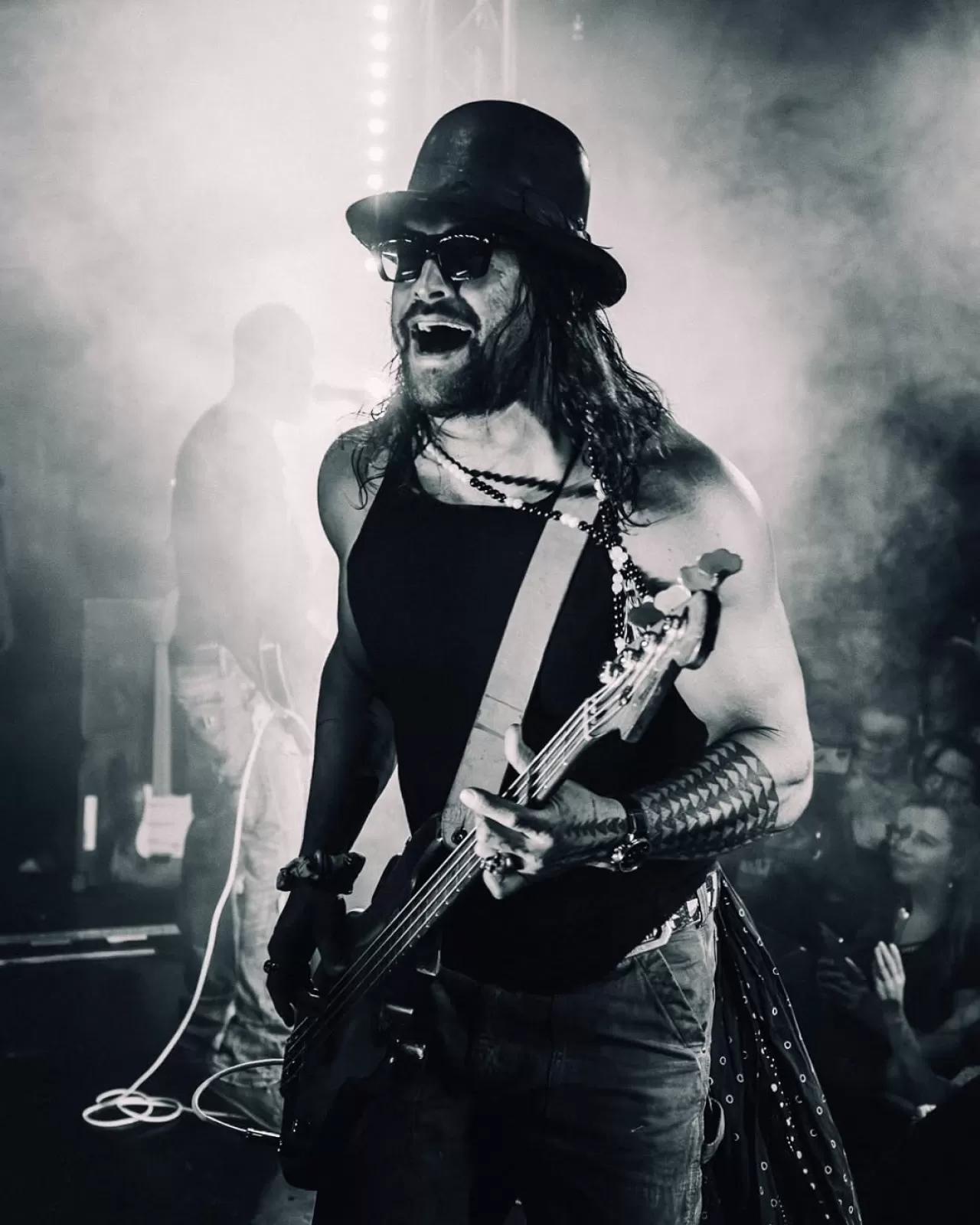 Jason Momoa ve Grubu Oof Tatata, Londra'daki The Dome'da Sahne Aldı