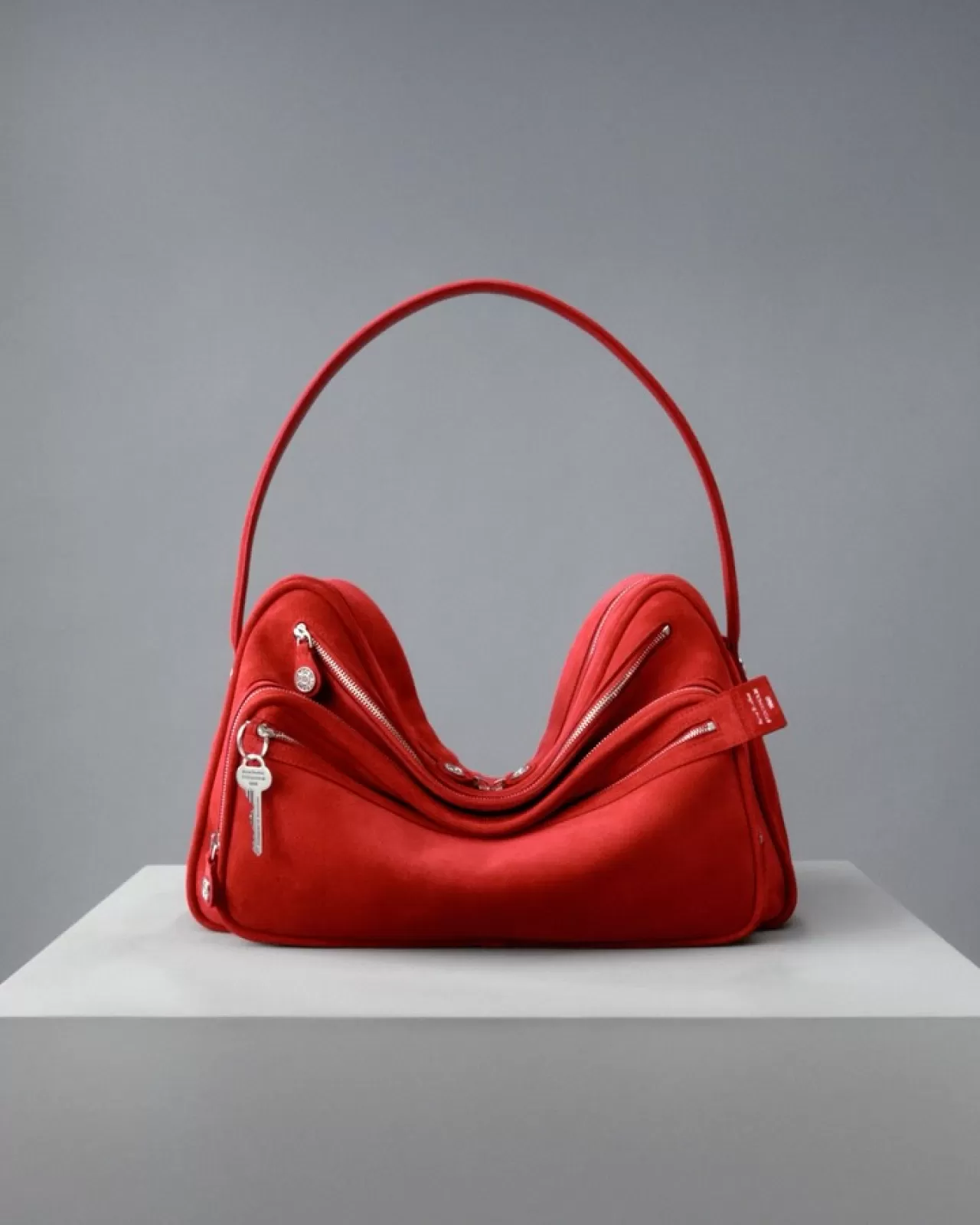 Acne Studios, Kreatif Direktörün Kişisel Tarzından İlham Alan Kamera Çantasını Tanıttı