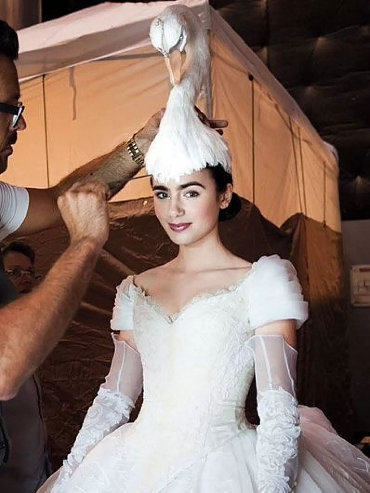 Lily Collins: Kostüm Tasarımı ve Karaktere Hazırlanma Süreci