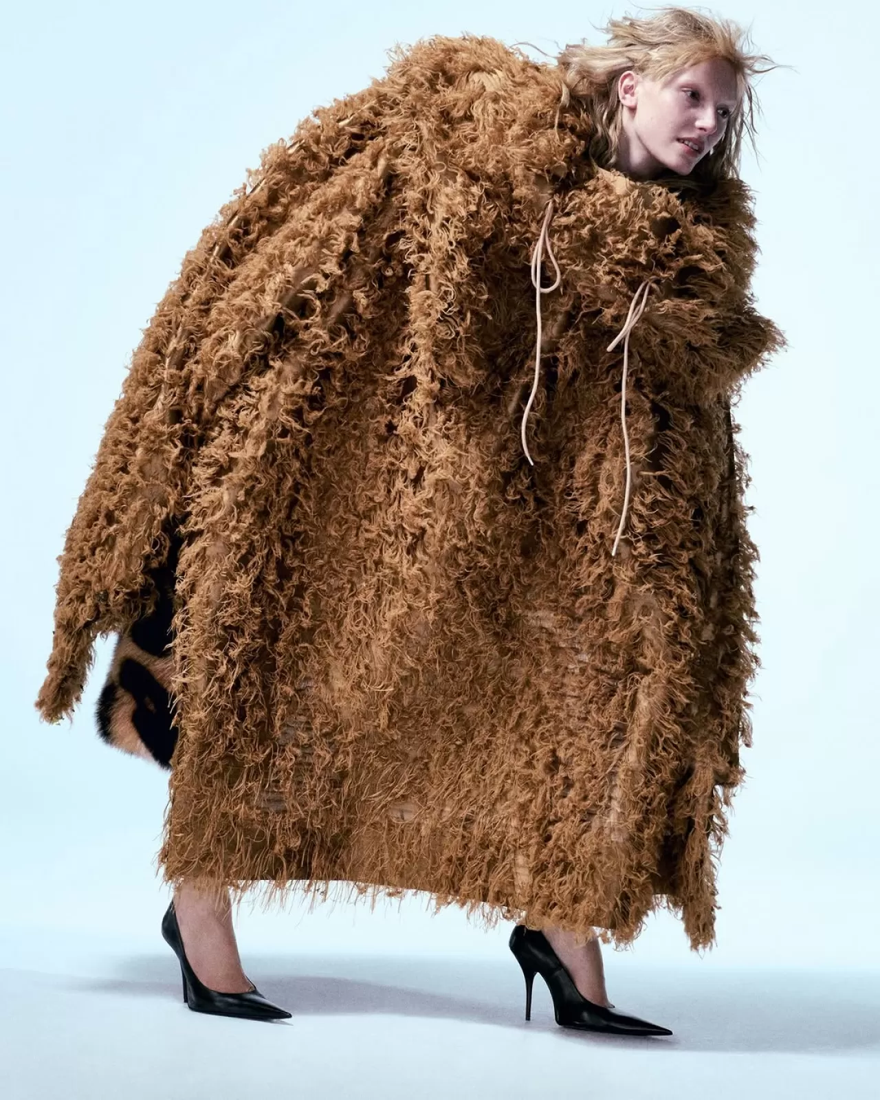 Alex Consani, Vivienne Westwood'un Son Koleksiyonunda Öne Çıkıyor