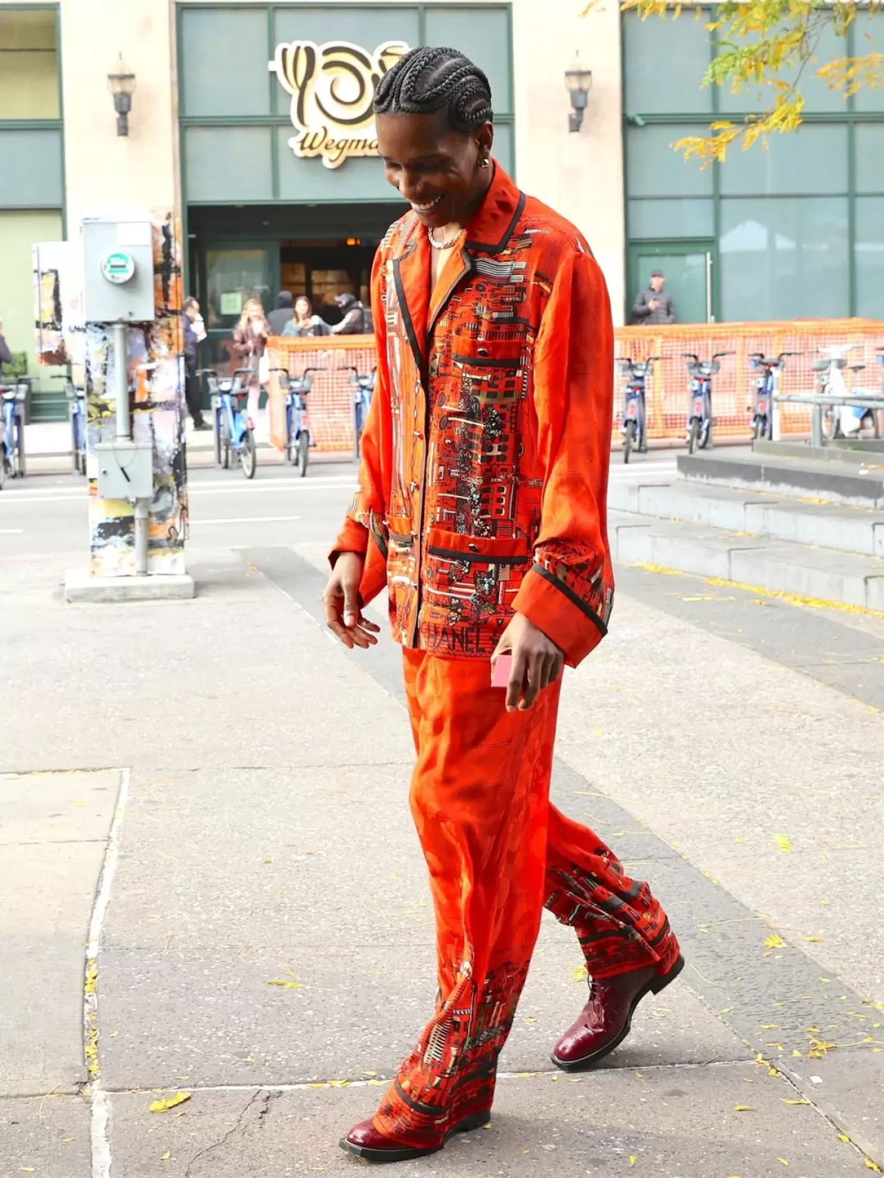 AP Rocky ve Margaret Qualley Chanel Reklamında Nişanlanma Sahni Canlandırıyor