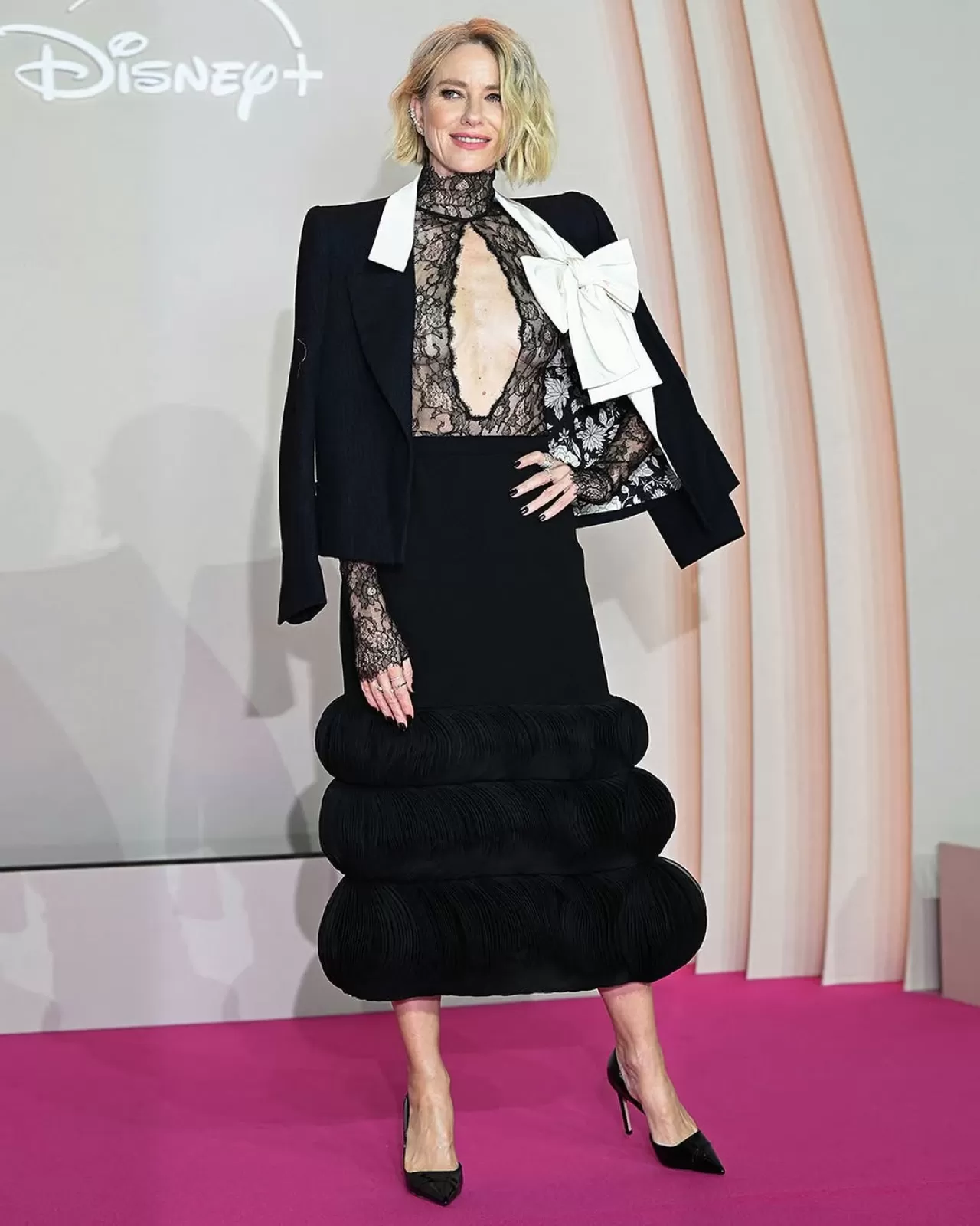 Naomi Watts, Valentino Haute Couture ile Paris'teki Prömiyerde Dikkat Çekti