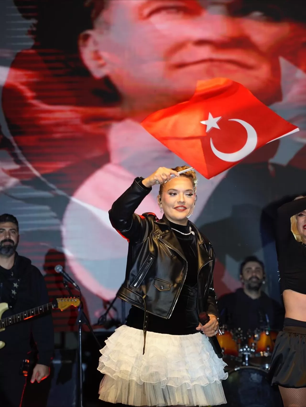 Demet Akalın 29 Ekim Cumhuriyet Bayramı'nda Çorlu'da Sevenleriyle Buluştu