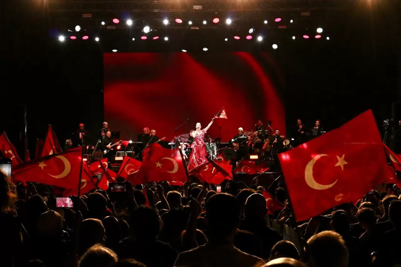 Candan Erçetin, 29 Ekim'de Antalya'da Sahne Aldı