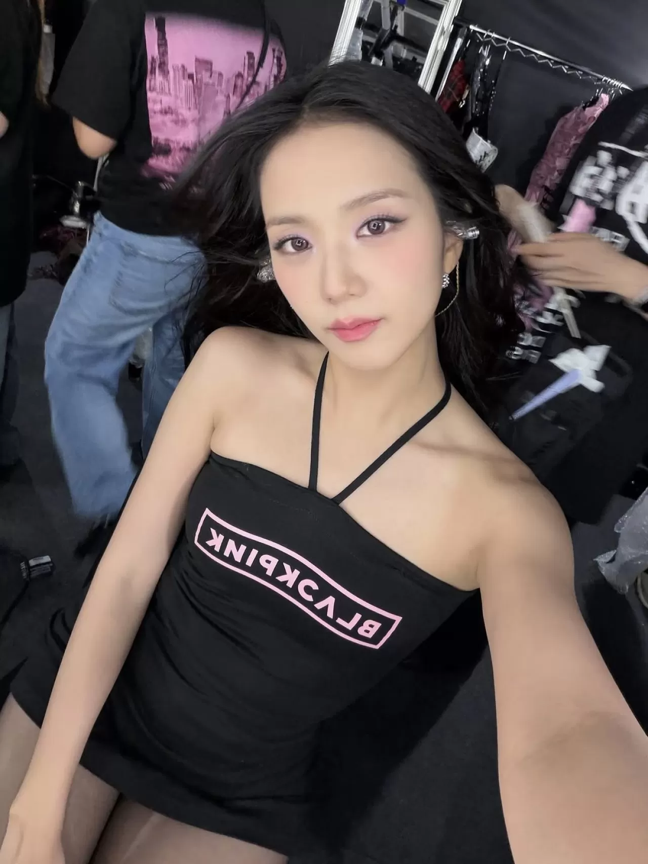 BLACKPINK Üyesi JISOO, Cakarta Konseri Öncesi Hava Durumu ve Stil Planlarını Paylaştı