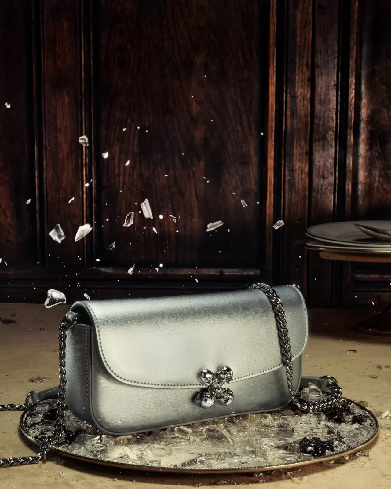 Alexander McQueen'dan 2026 İlkbahar-Yaz Ön Koleksiyonu İçin Parıltılı Tatil Teması