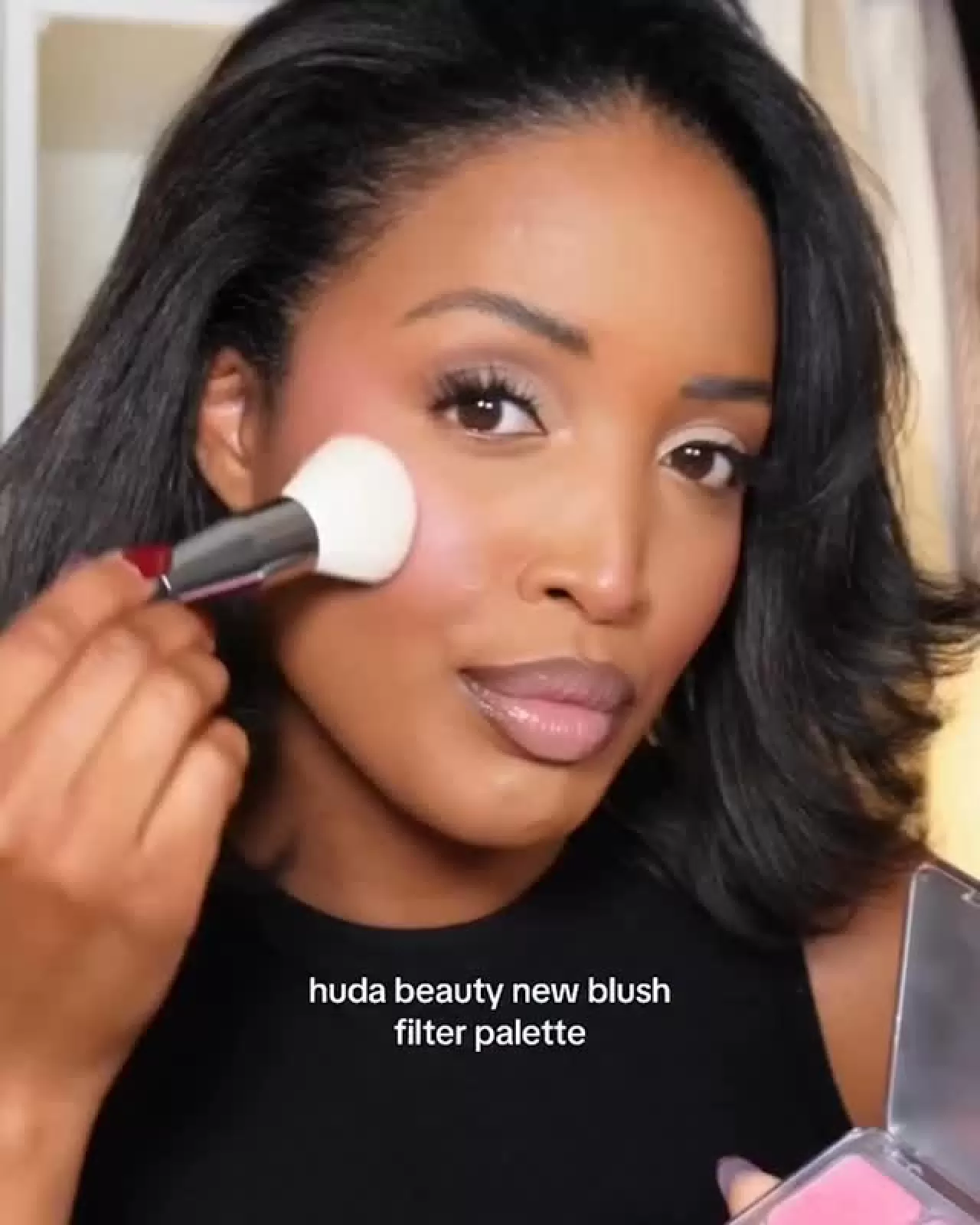 Huda Beauty'dan Yeni Blush Filter Paletleri Raflarda Yerini Aldı