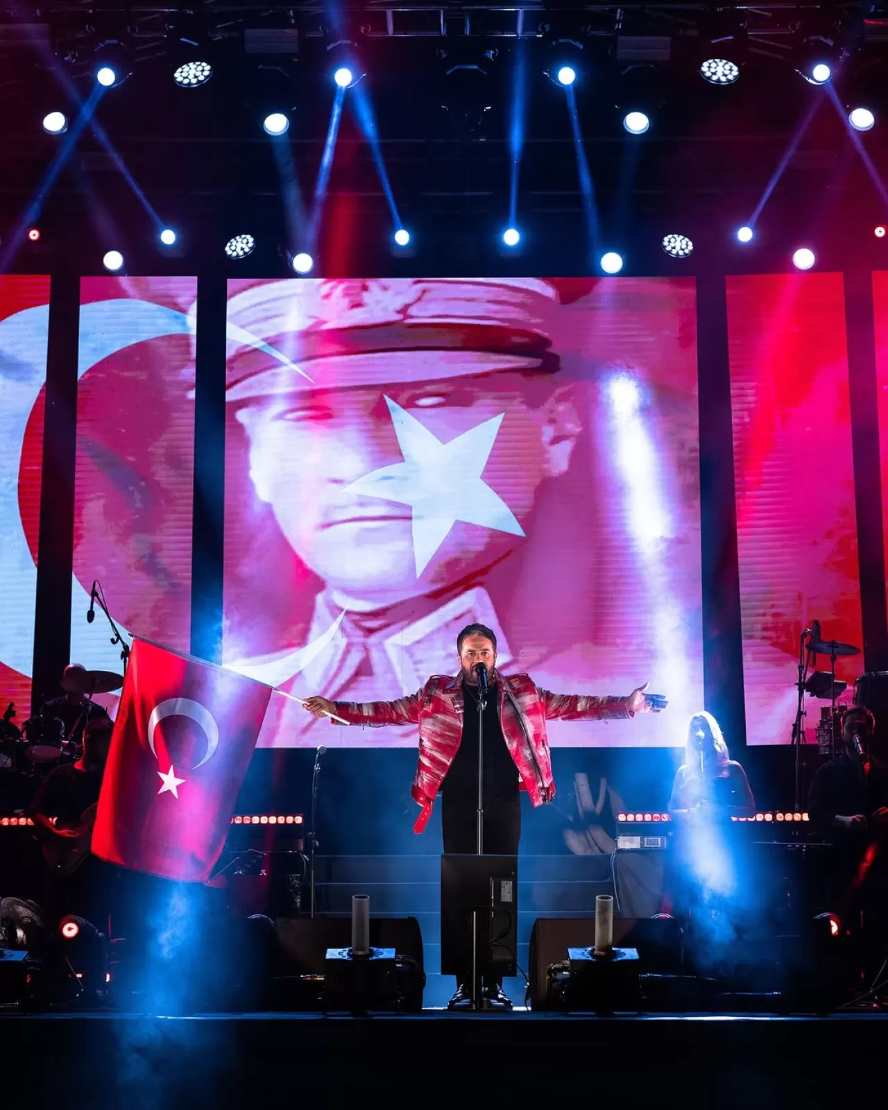 Emre Altuğ, Antalya Kemer'de Styling Çalışmasında Beyza Doluca ile Çalıştı