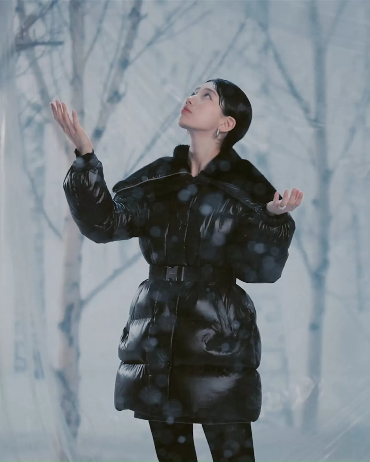 Elle Korea, Suzy ve GUESS Markasının Kış Modası İş Birliğini Sayfalarına Taşıdı