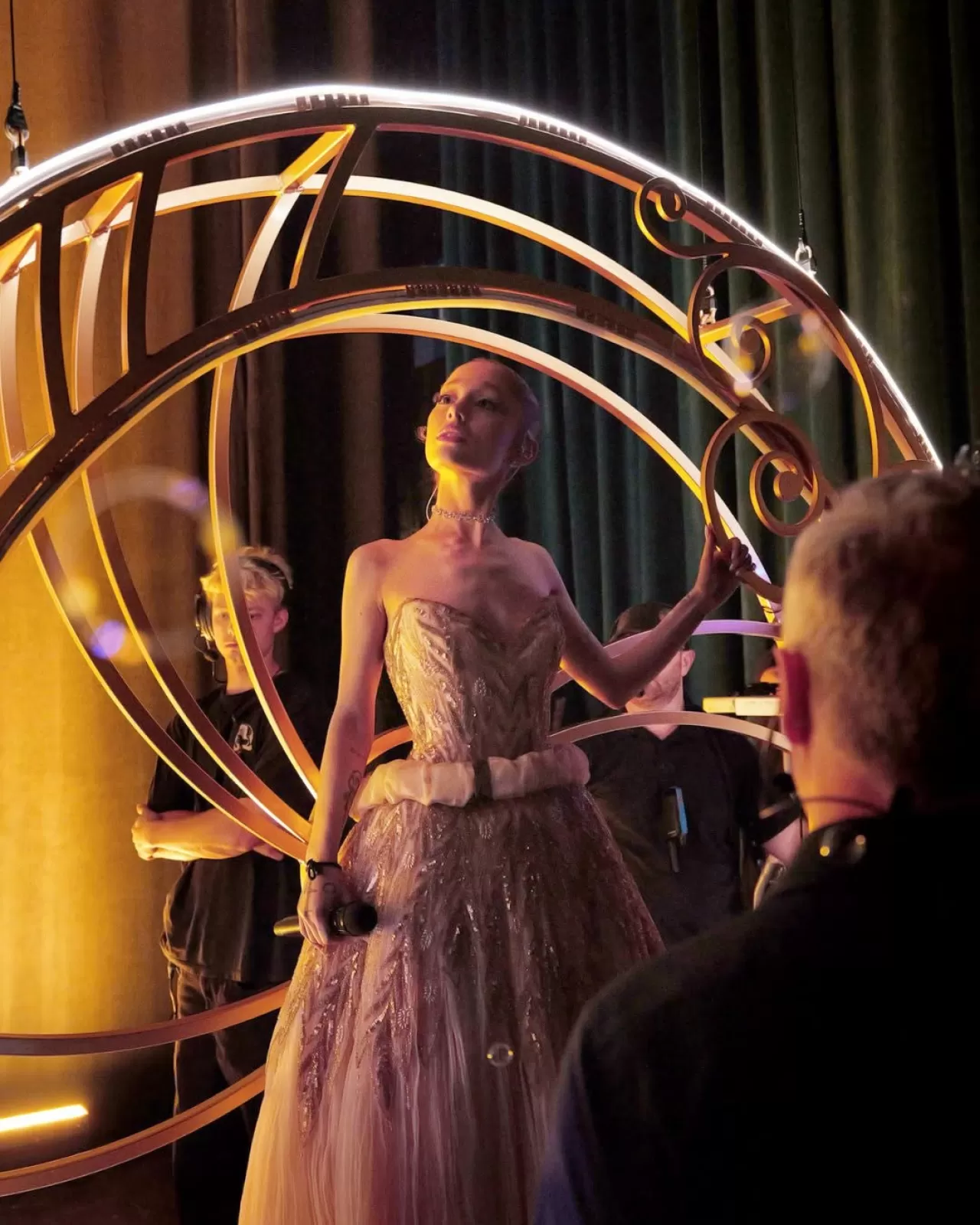 Ariana Grande, 'Wicked' Konserinde Bob Mackie Tasarımı Sahne Aldı