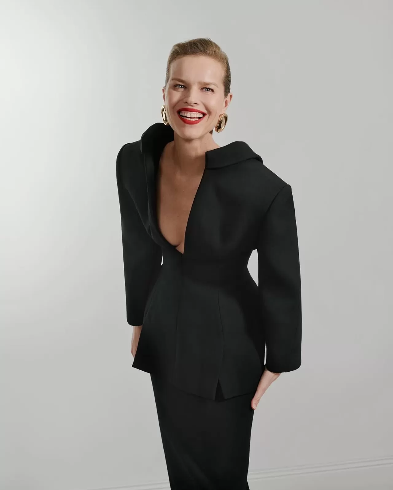 Givenchy'nin Kış 2025 Koleksiyonundan Heykelsi Tasarımlar Eva Herzigova ile Tanıtıldı