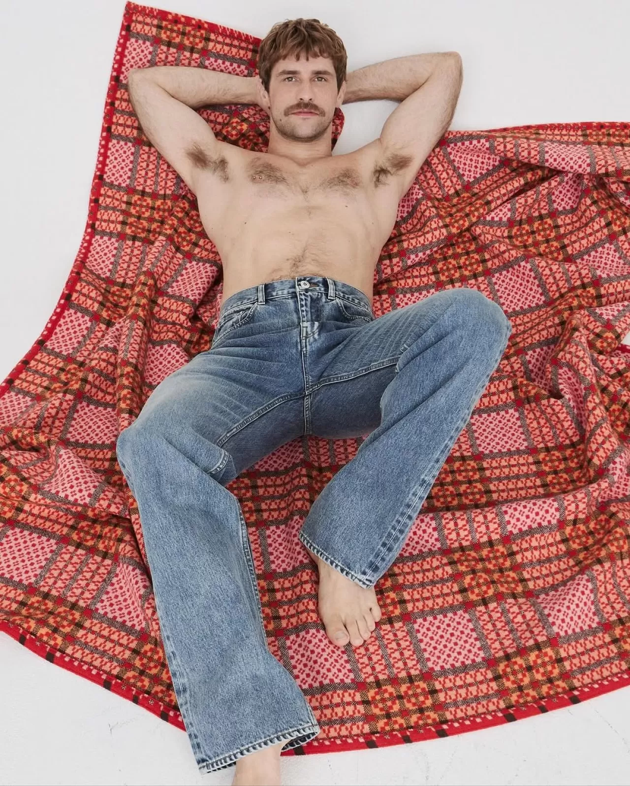 JW Anderson'ın Yeni Koleksiyonunda Geleneksel Dokular Çağdaş Tasarımlarla Buluştu