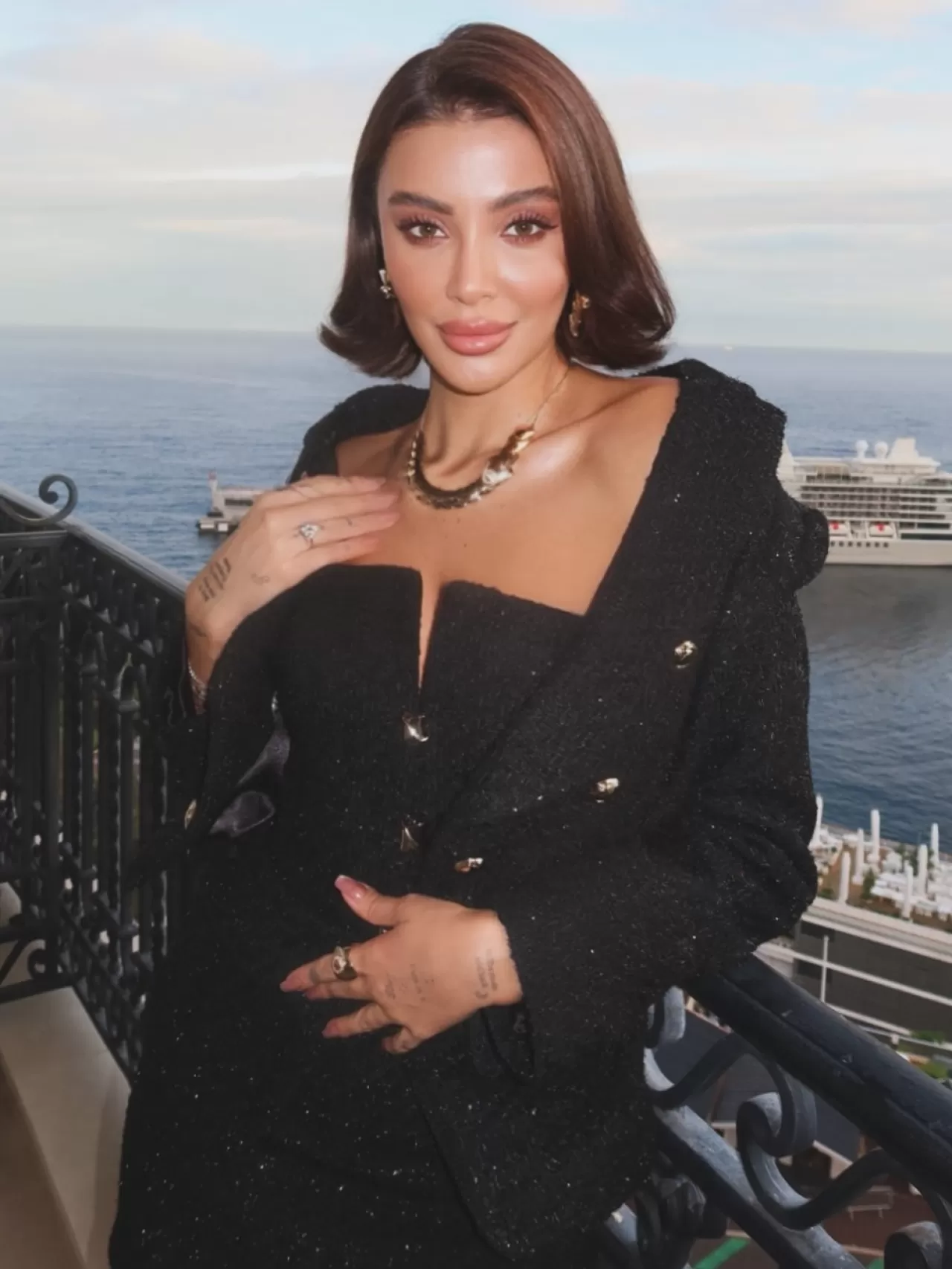 Özge Ulusoy, Monako'da Lüks Bir Marka için Objektif Karşısına Geçti